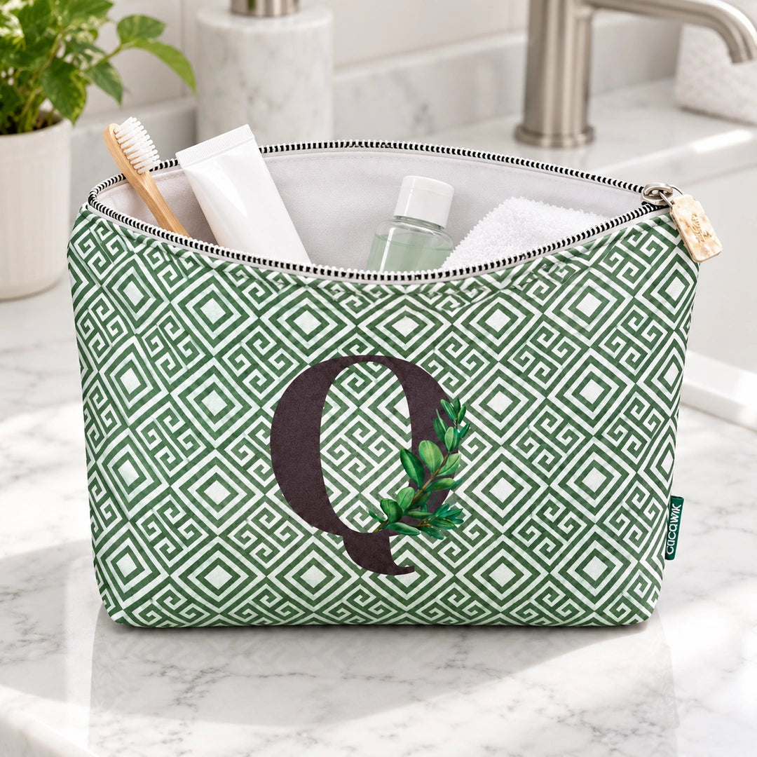 Bolsa Guta verde letra Q aberta em utilização com artigos de higiene.