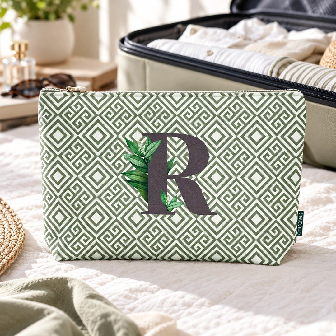 Bolsa Guta verde letra R — ambiente de viagem