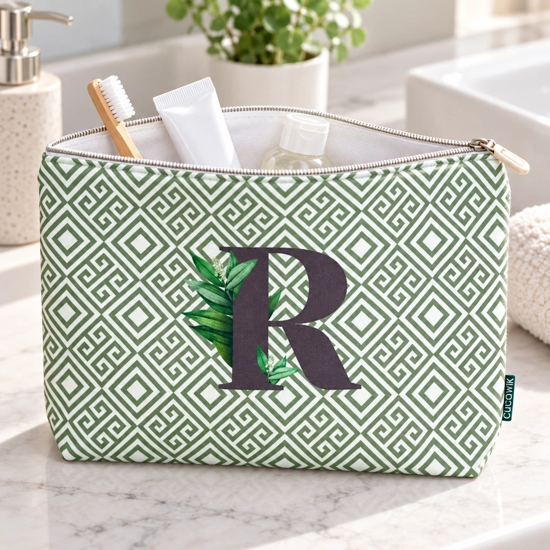 Bolsa Guta verde letra R — aberta em utilização com artigos de higiene