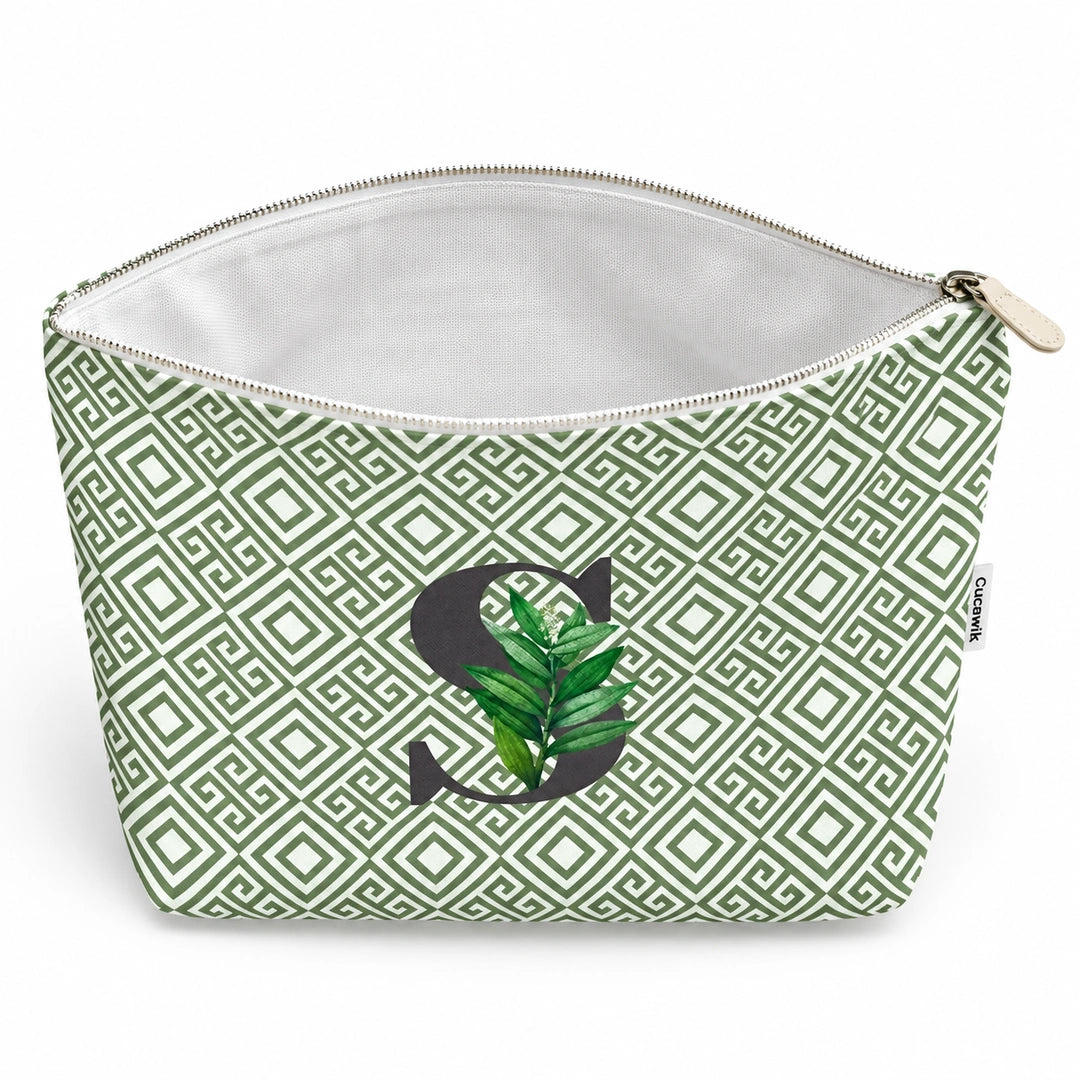 Bolsa Guta verde letra S — aberta e vazia, interior branco sem forro e sem divisórias