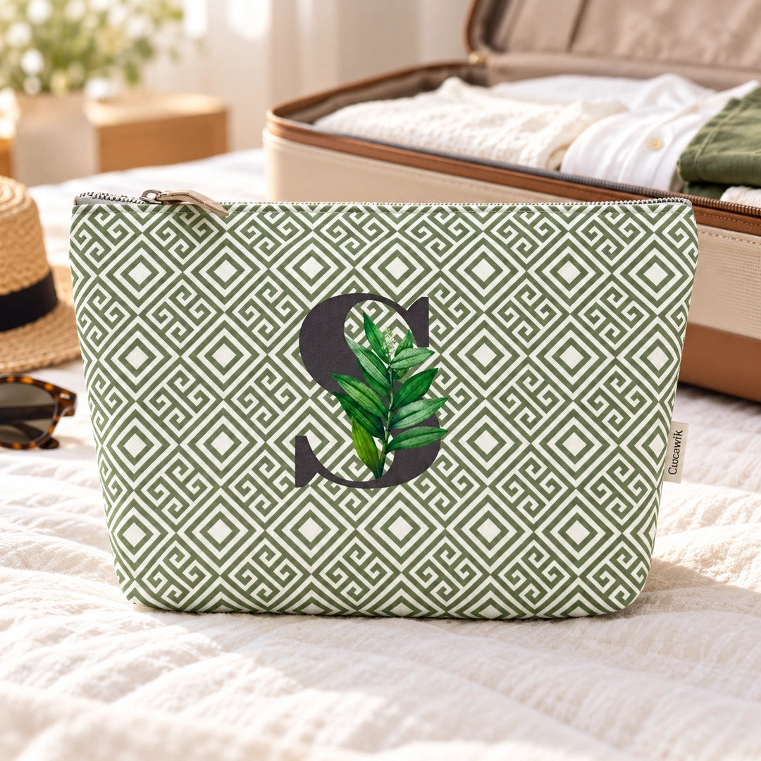 Bolsa Guta verde letra S — ambiente de viagem