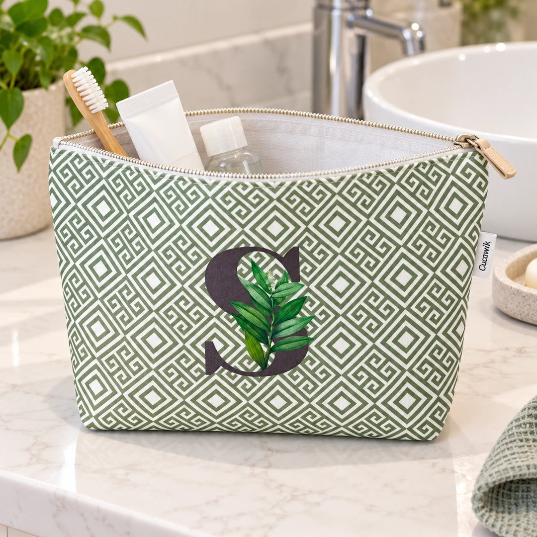 Bolsa Guta verde letra S — aberta em utilização com artigos de higiene