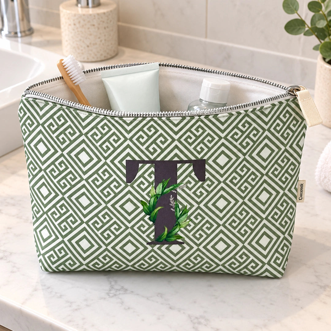Bolsa Guta verde letra T — aberta em utilização com artigos de higiene
