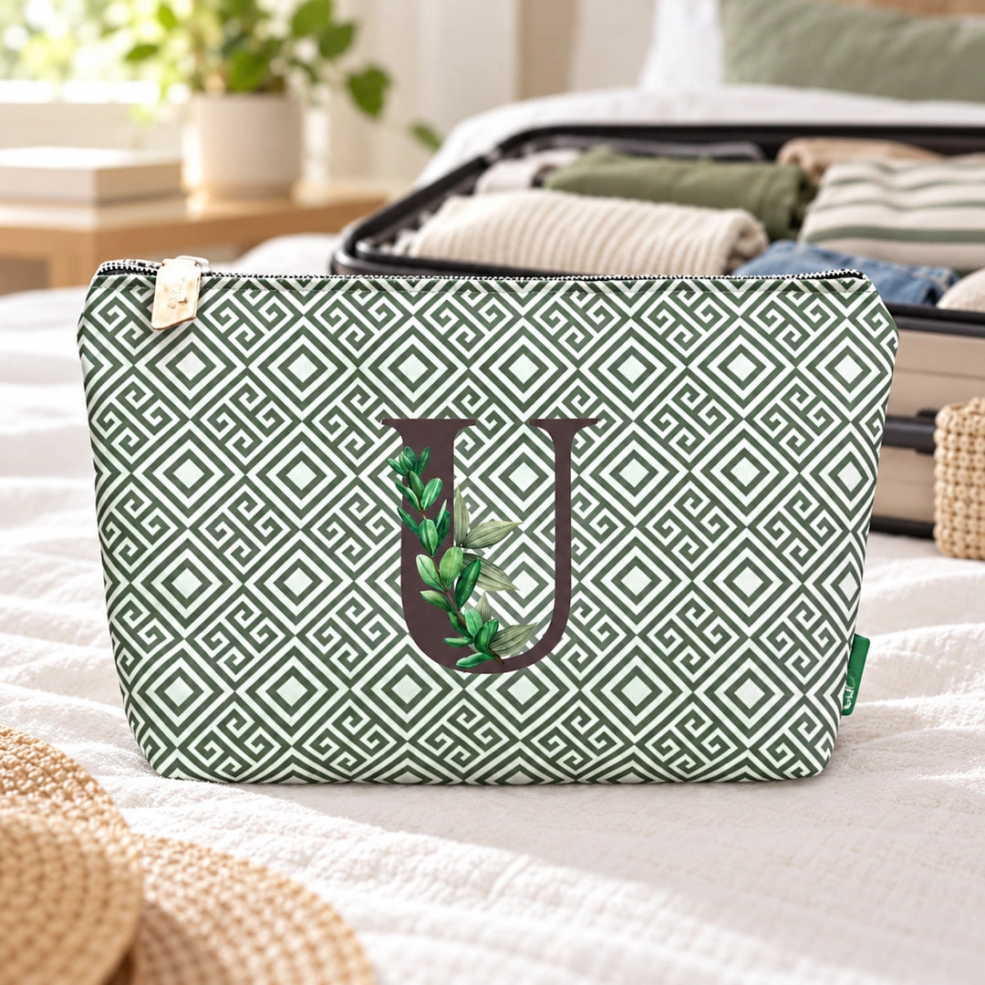 Bolsa Guta verde letra U num ambiente de viagem.