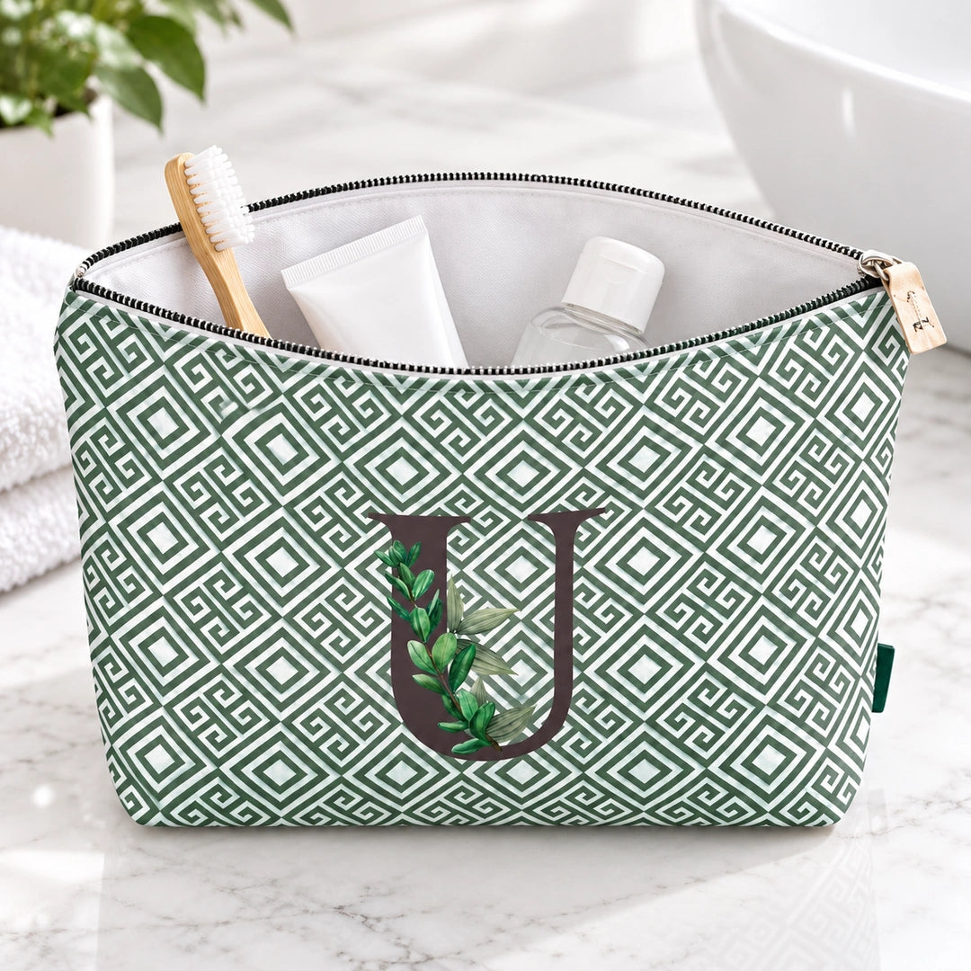 Bolsa Guta verde letra U aberta em utilização com artigos de higiene.