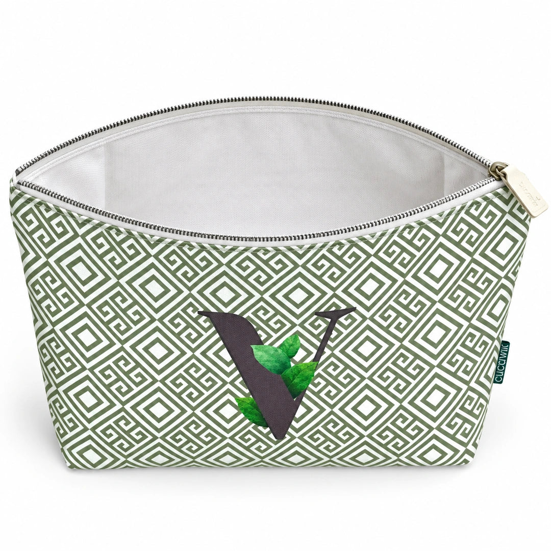 Bolsa Guta verde letra V — aberta e vazia, interior branco sem forro e sem divisórias