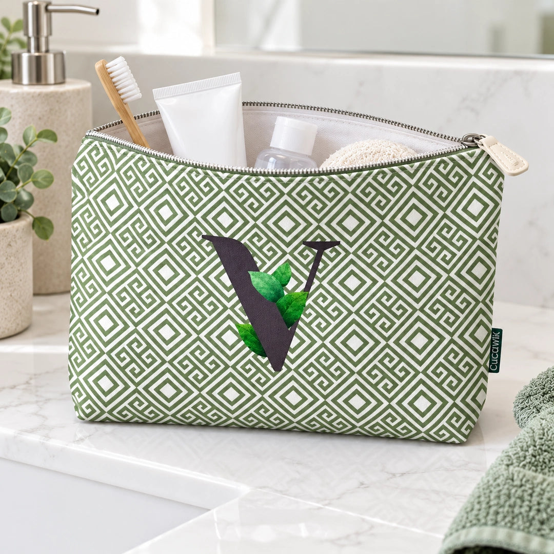 Bolsa Guta verde letra V — aberta em utilização com artigos de higiene