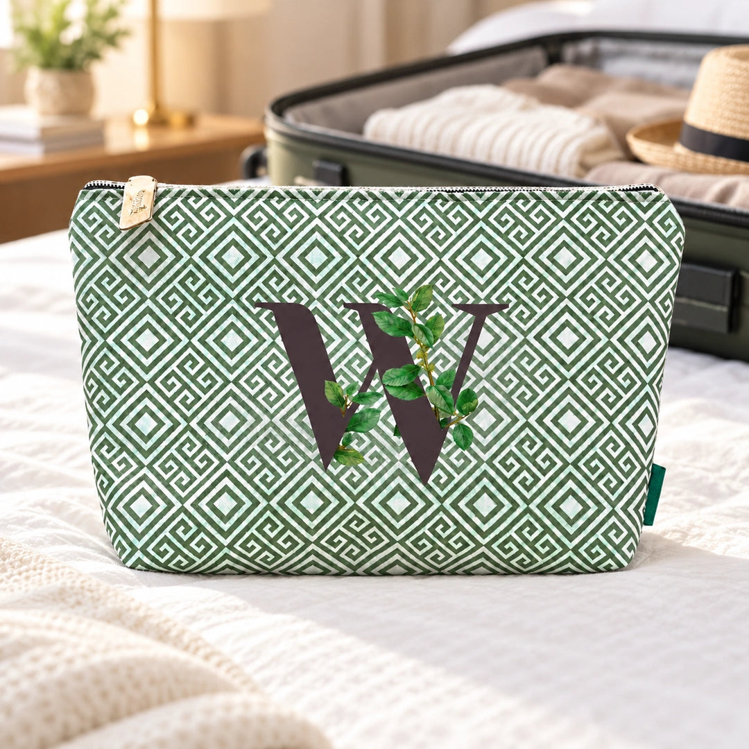 Bolsa Guta verde letra W num ambiente de viagem.