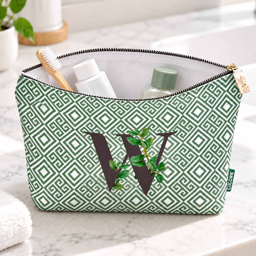 Bolsa Guta verde letra W aberta em utilização com artigos de higiene.