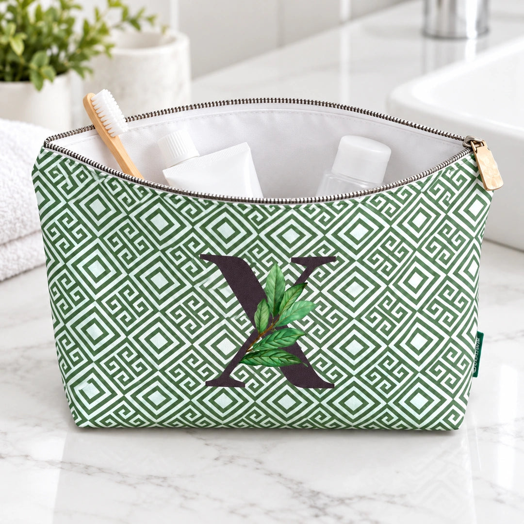 Bolsa Guta verde letra X aberta em utilização com artigos de higiene.
