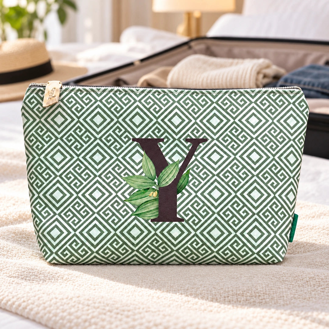 Bolsa Guta verde letra Y num ambiente de viagem.