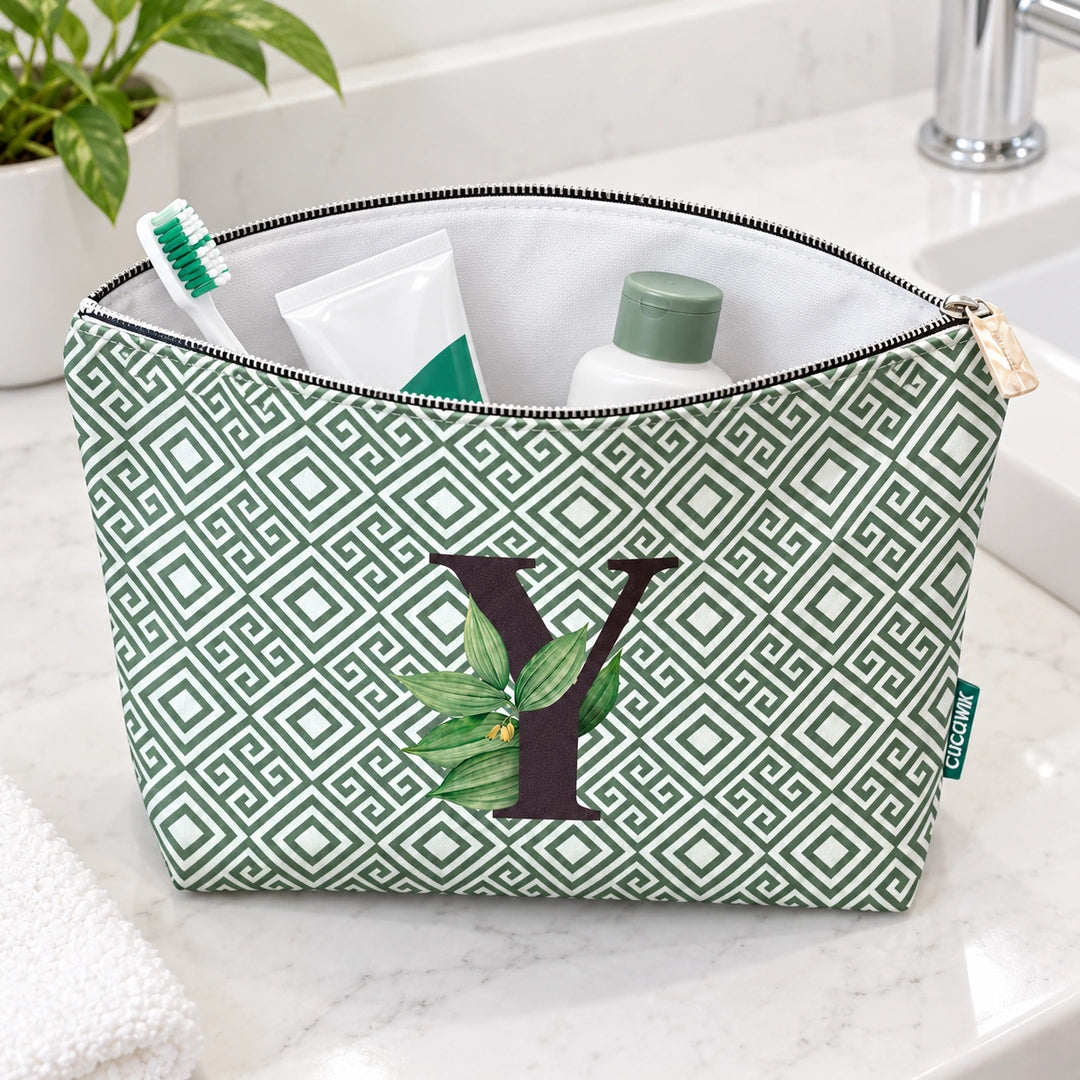Bolsa Guta verde letra Y em utilização, aberta com artigos de higiene.