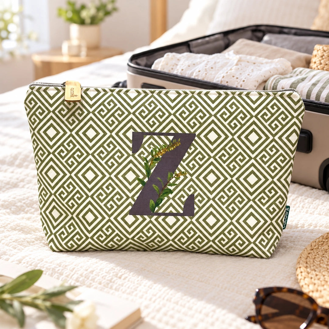Bolsa Guta verde letra Z — ambiente de viagem
