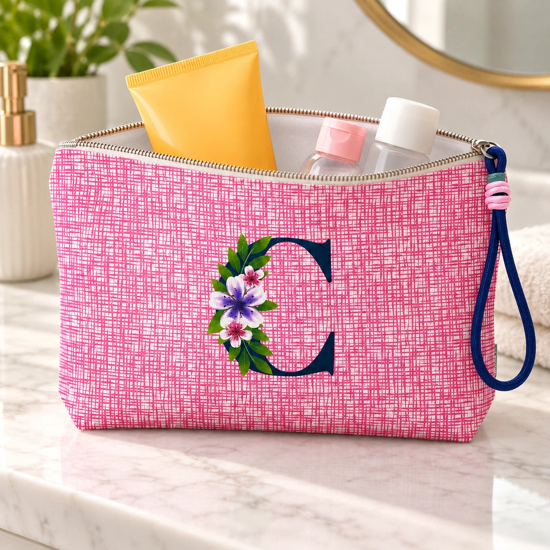 Bolsa Vera rosa letra C aberta em utilização, com interior branco
