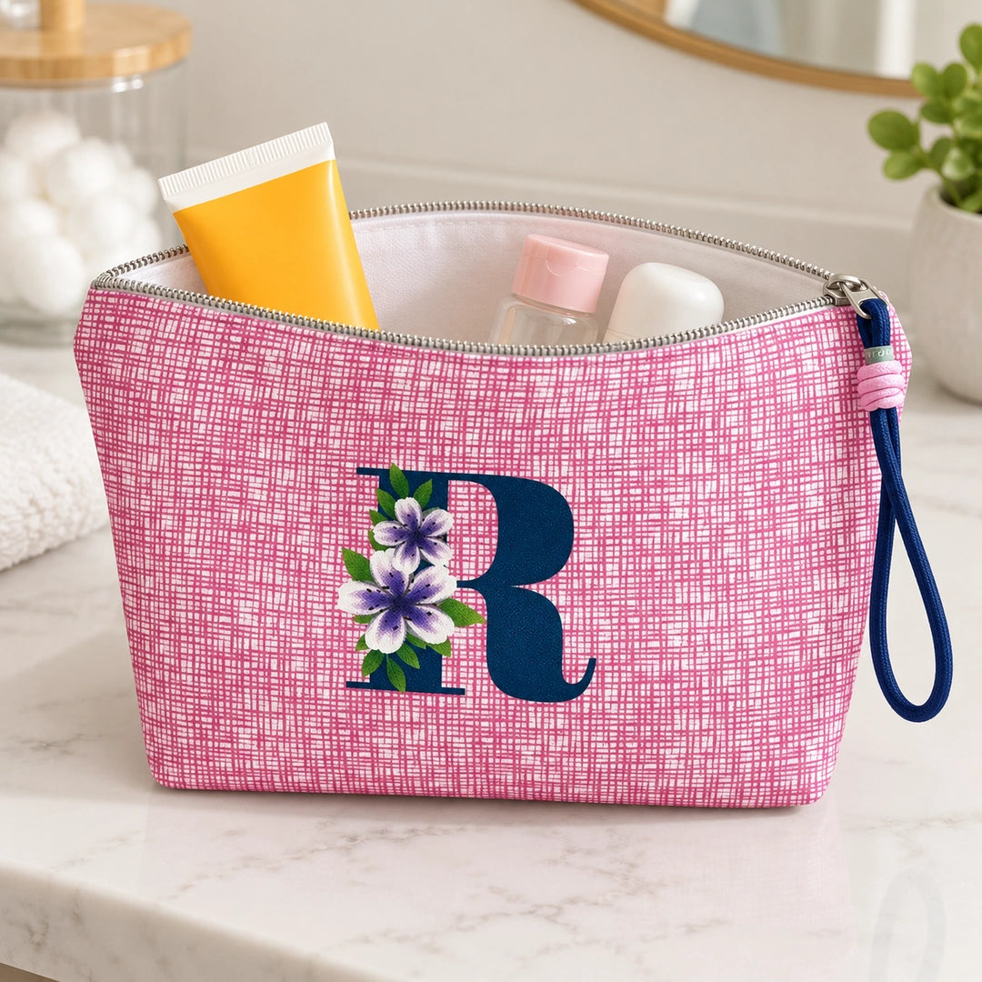 Bolsa Vera rosa letra R — aberta em utilização, com interior branco