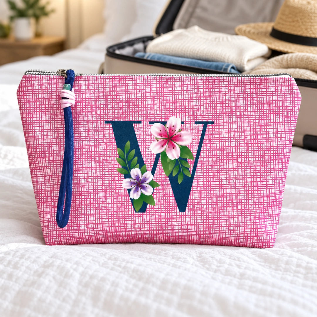 Bolsa Vera rosa letra W — ambiente de viagem.