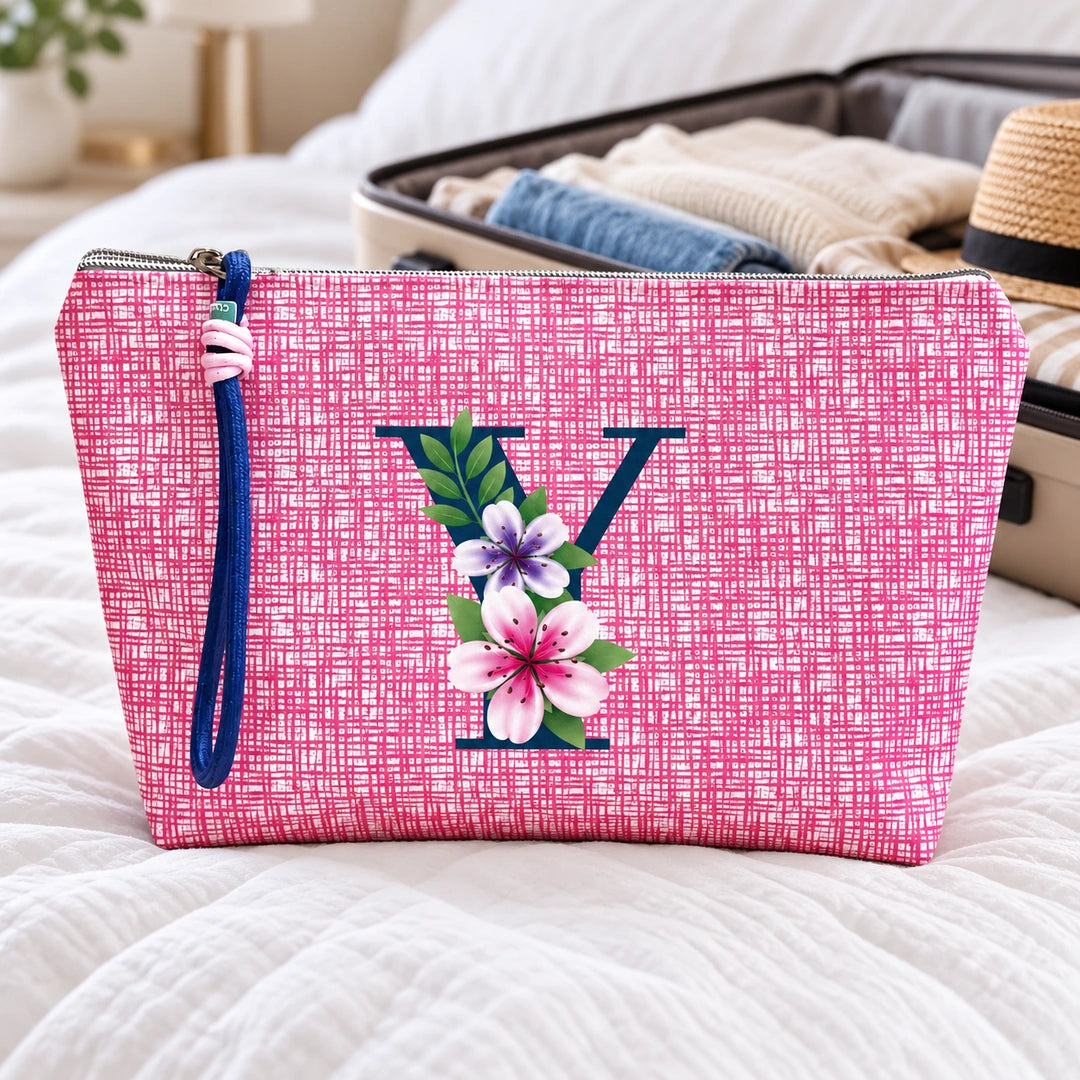 Bolsa Vera rosa letra Y — ambiente de viagem.