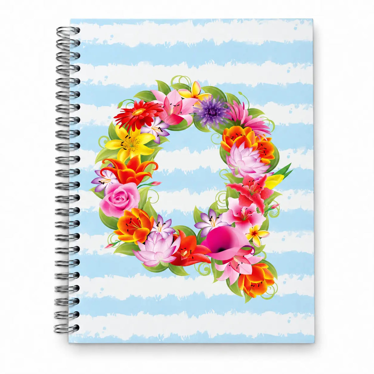 Caderno de argolas A5 com a letra Q na capa, padrão floral com flores coloridas em tons suaves sobre fundo azul | Cucawik