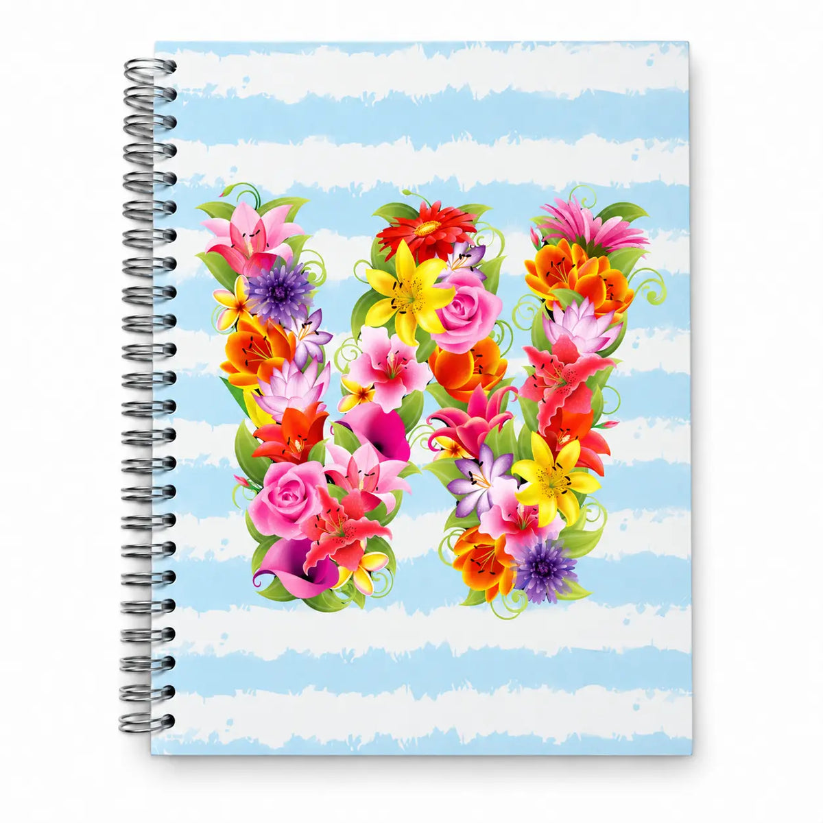 Caderno de argolas A5 com a letra W na capa, padrão floral com flores coloridas em tons suaves sobre fundo azul | Cucawik