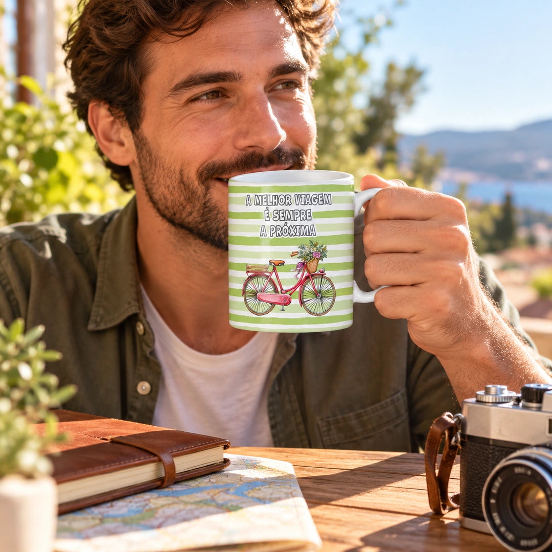 Caneca de Cerâmica com Frase "A Melhor Viagem é Sempre a Próxima" em utilização | Cucawik