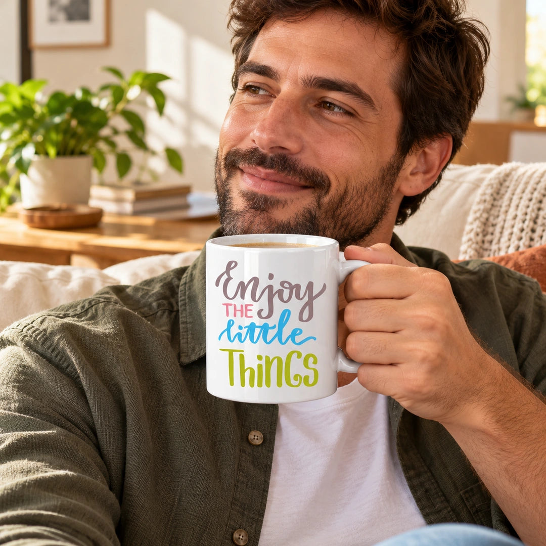 Caneca de Cerâmica com Frase "Enjoy the Little Things" em utilização | Cucawik