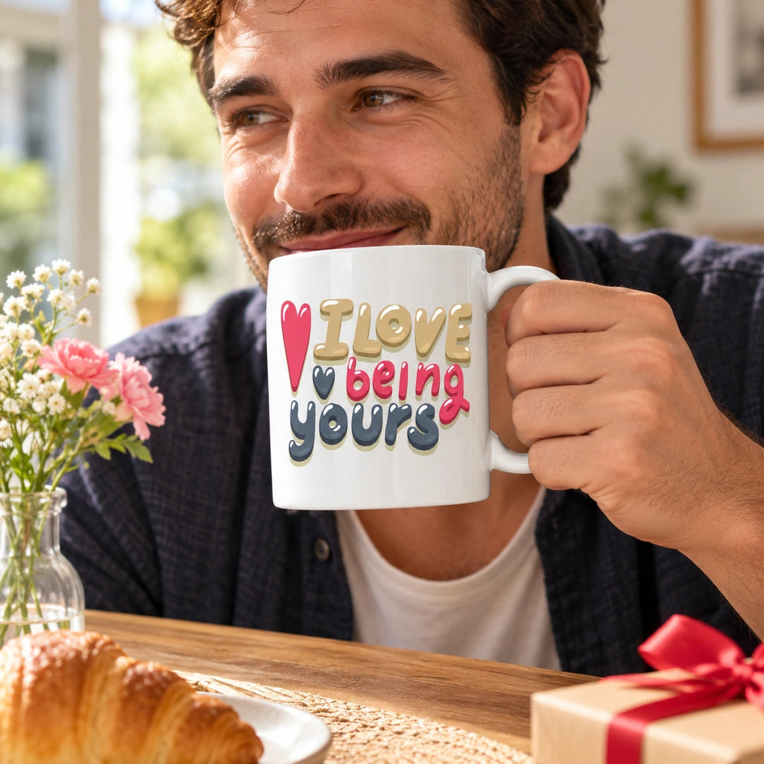 Caneca de Cerâmica com Frase "I Love Being Yours" em utilização | Cucawik
