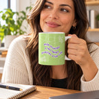 Caneca de Cerâmica com Frase "Onde Investes o Teu Tempo, Investes a Tua Vida" em utilização | Cucawik