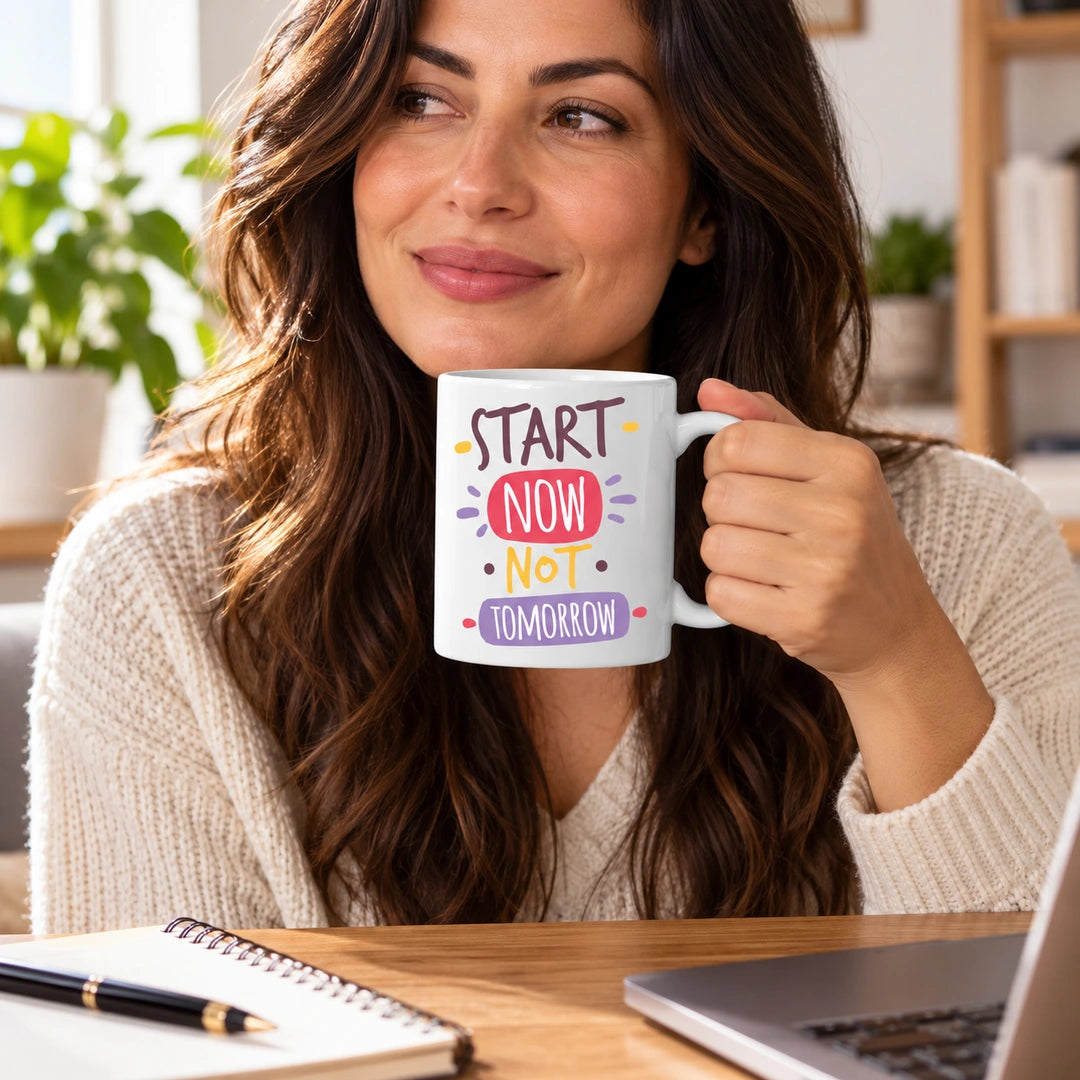Caneca de Cerâmica com Frase "Start Now Not Tomorrow" em utilização | Cucawik