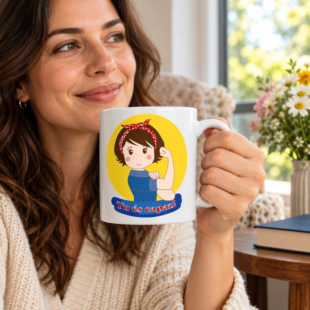 Caneca de Cerâmica com Frase "Tu És Capaz!" em utilização | Cucawik