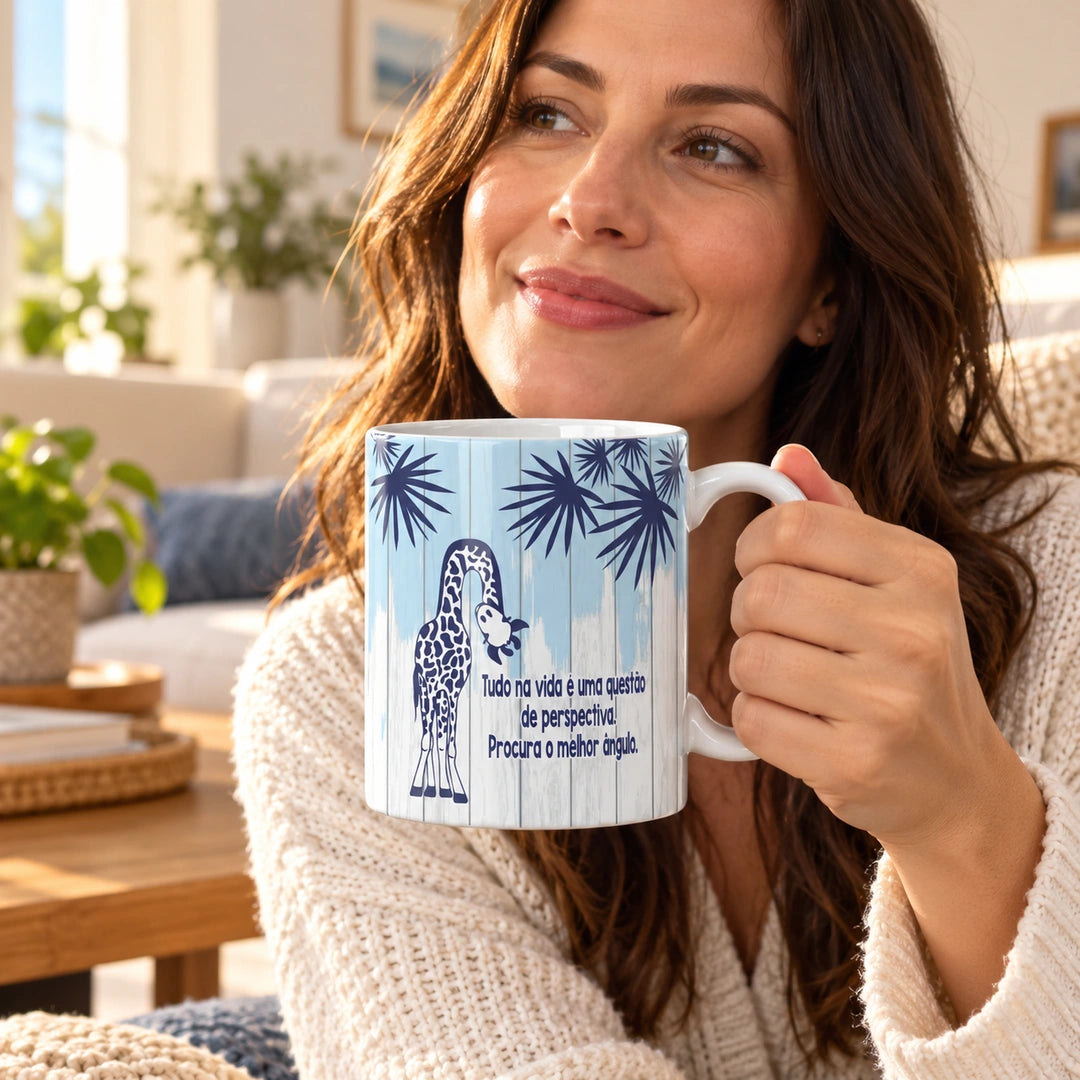 Caneca de Cerâmica com Frase "Tudo na Vida é uma Questão de Perspectiva, Procura o Melhor Ângulo" em utilização | Cucawik