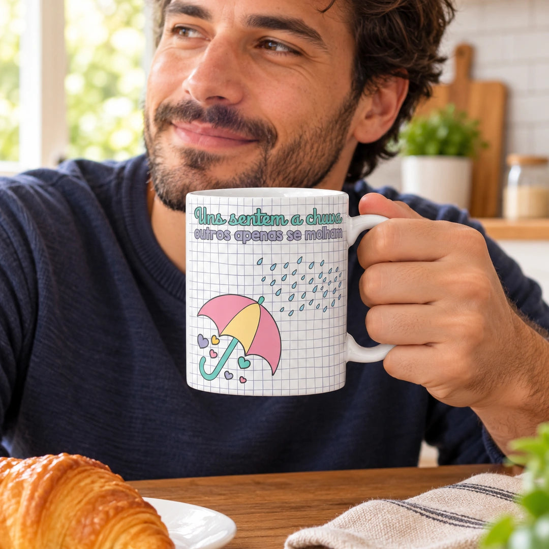 Caneca de Cerâmica com Frase "Uns Sentem a Chuva, Outros Apenas se Molham" em utilização | Cucawik