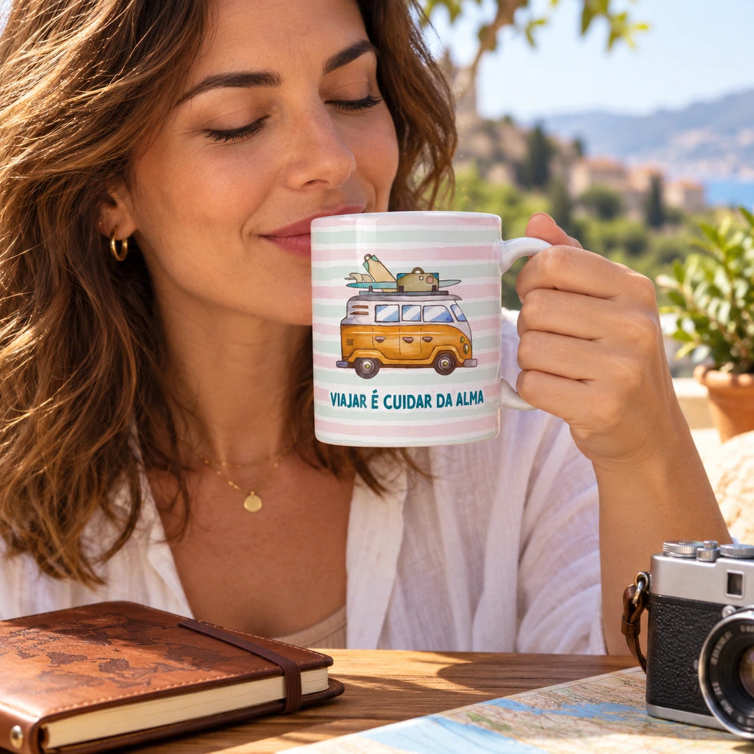 Caneca de Cerâmica com Frase "Viajar é Cuidar da Alma" em utilização | Cucawik