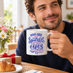 Caneca de Cerâmica com Frase "You Are the Sparkle in My Eyes, I Love You!" em utilização | Cucawik