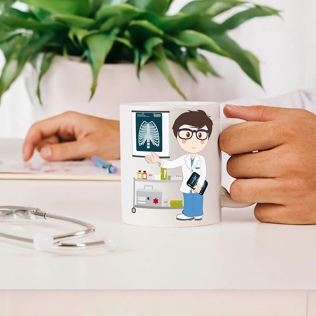 Caneca de Cerâmica Médico Radiologista — em utilização