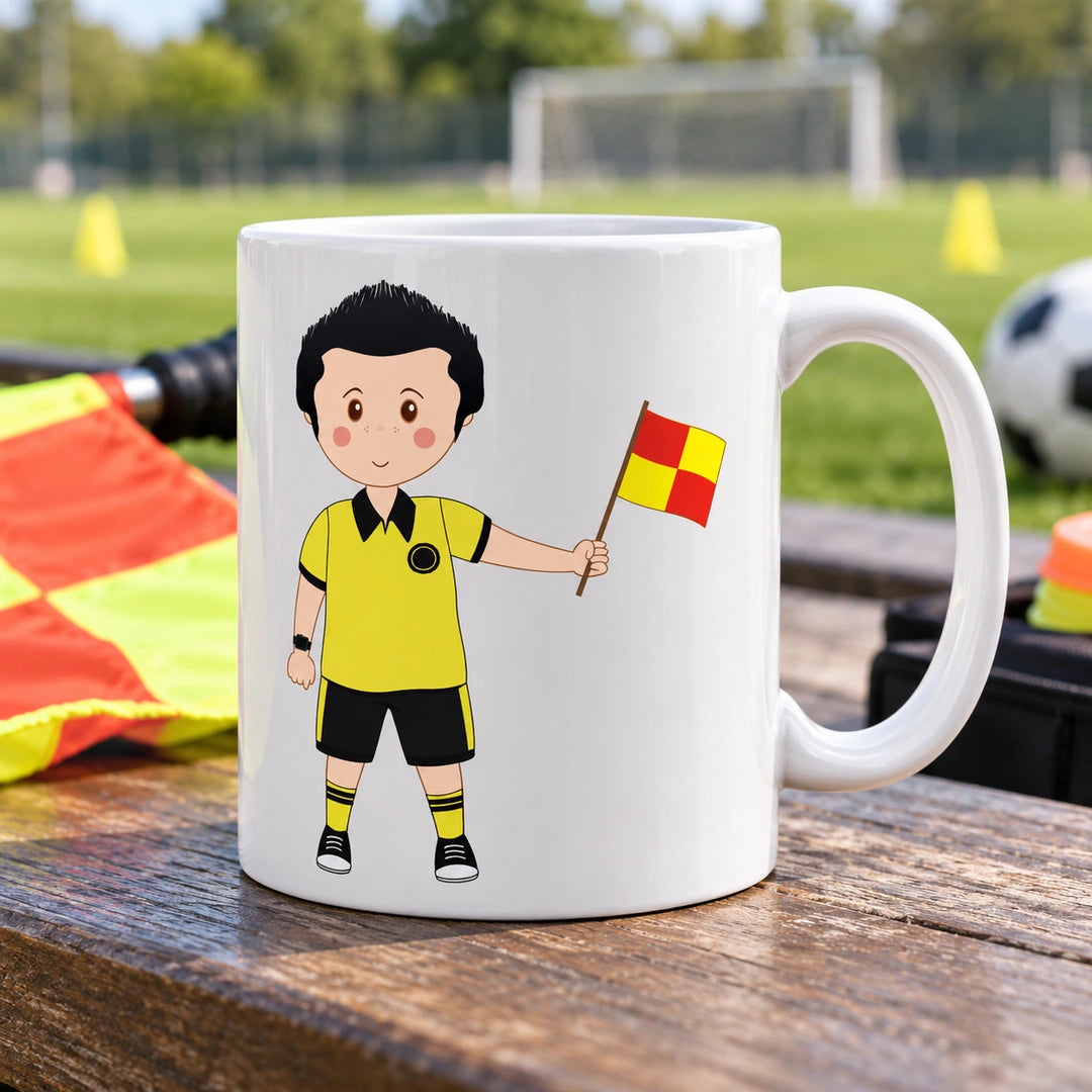 Caneca de Cerâmica Árbitro Assistente de Futebol em ambiente lifestyle | Cucawik