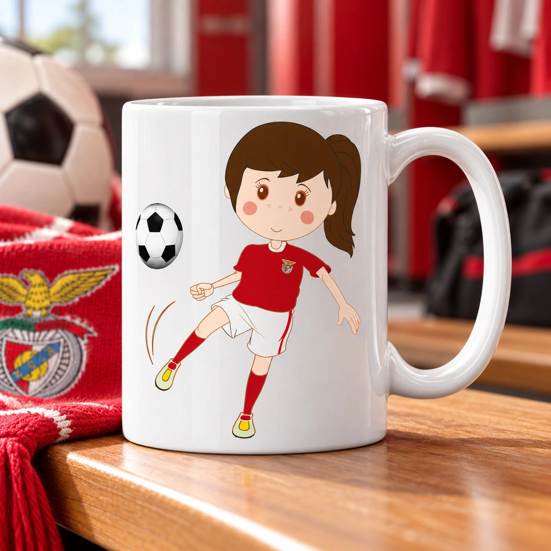 Caneca de Cerâmica Jogadora de Futebol do Benfica em ambiente lifestyle | Cucawik