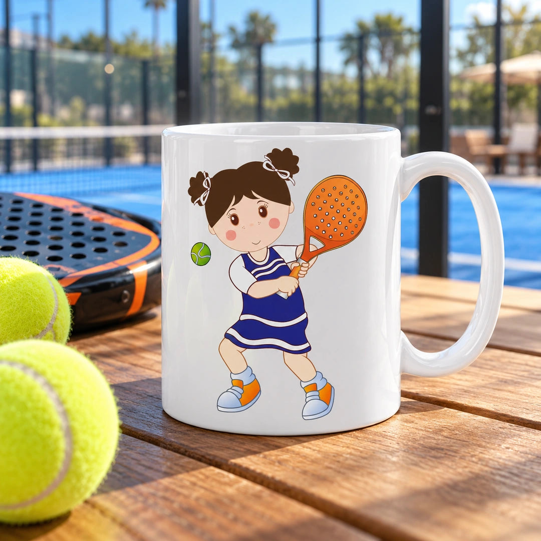 Caneca de Cerâmica Jogadora de Padel em ambiente lifestyle | Cucawik