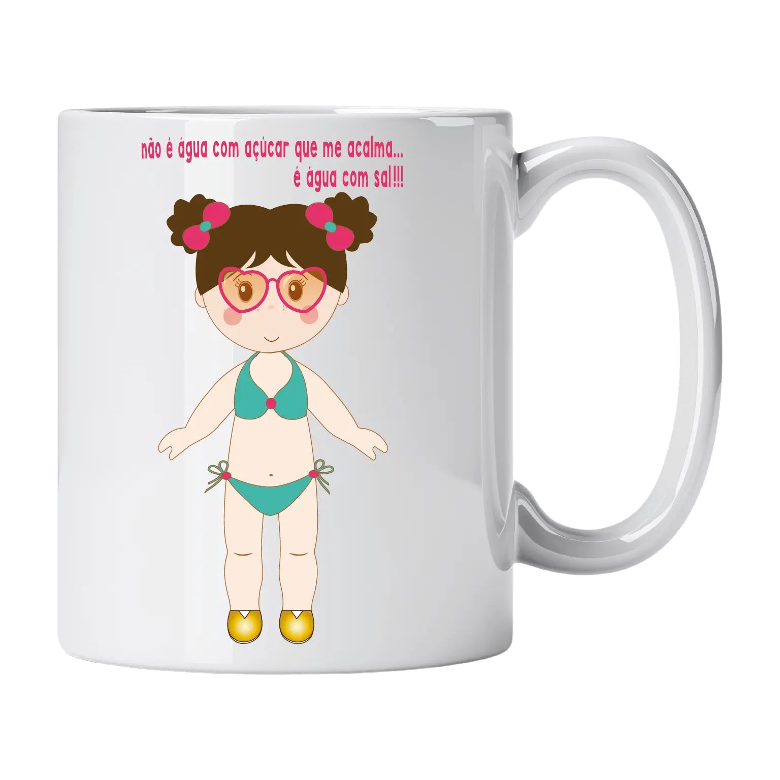 Caneca com Boneca de Praia e Frase "Não É Água com Açúcar que Me Acalma... É Água com Sal!!!" Cucawik - Cucawik