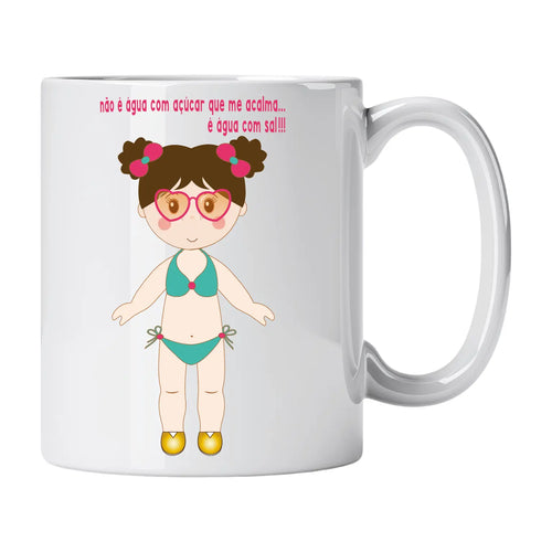Caneca com Boneca de Praia e Frase "Não É Água com Açúcar que Me Acalma... É Água com Sal!!!" Cucawik - Cucawik