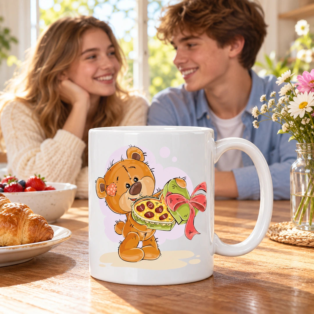 Caneca de Cerâmica Namorados com Urso e Caixa de Bombons em ambiente lifestyle | Cucawik