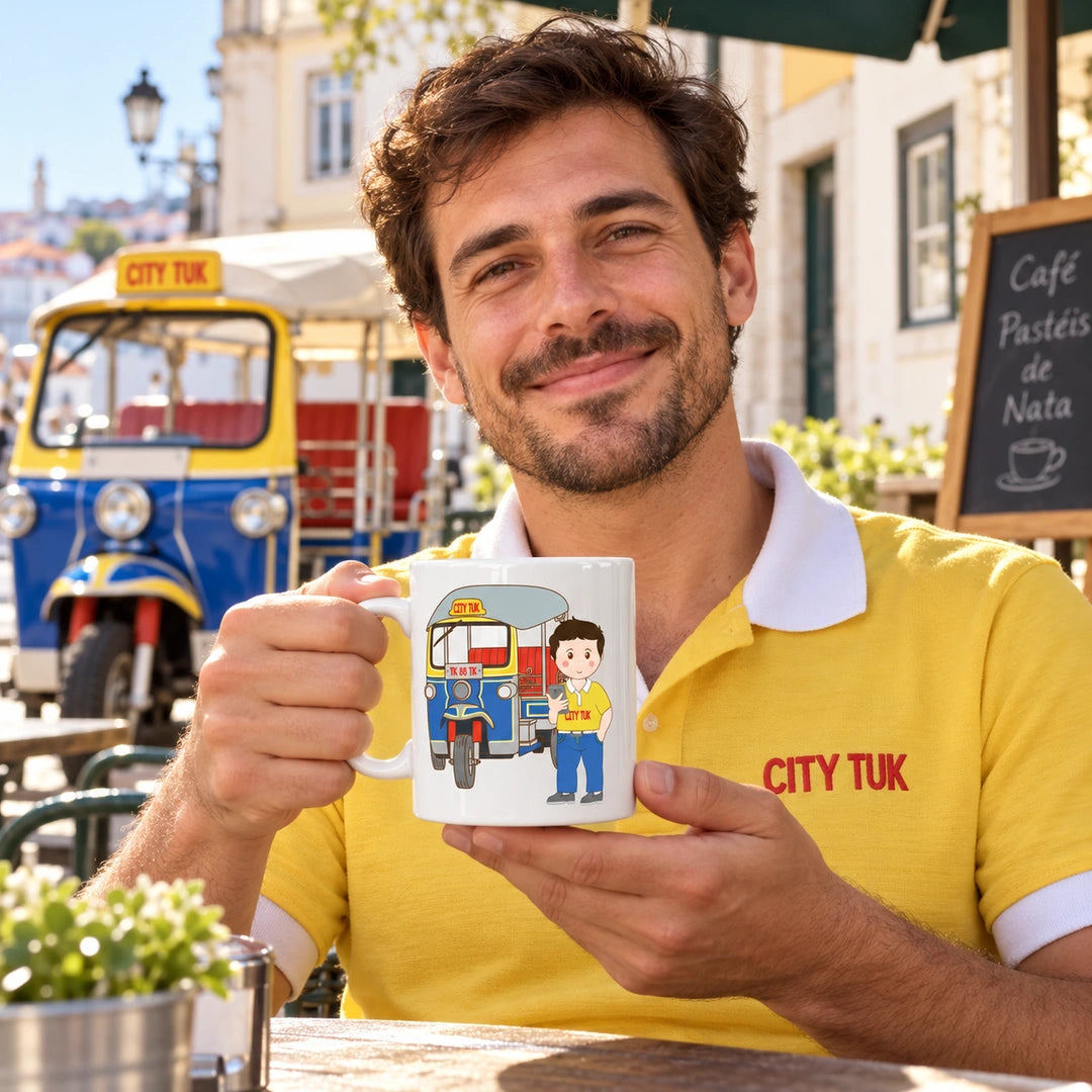 Caneca de Cerâmica Motorista Tuk-Tuk em utilização | Cucawik