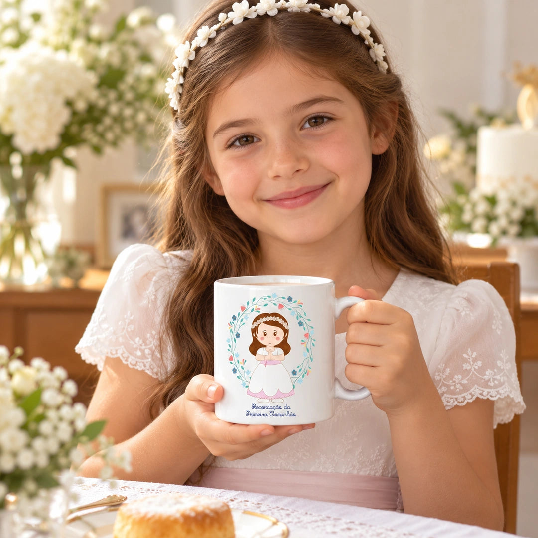 Caneca de Cerâmica Primeira Comunhão Menina em utilização | Cucawik