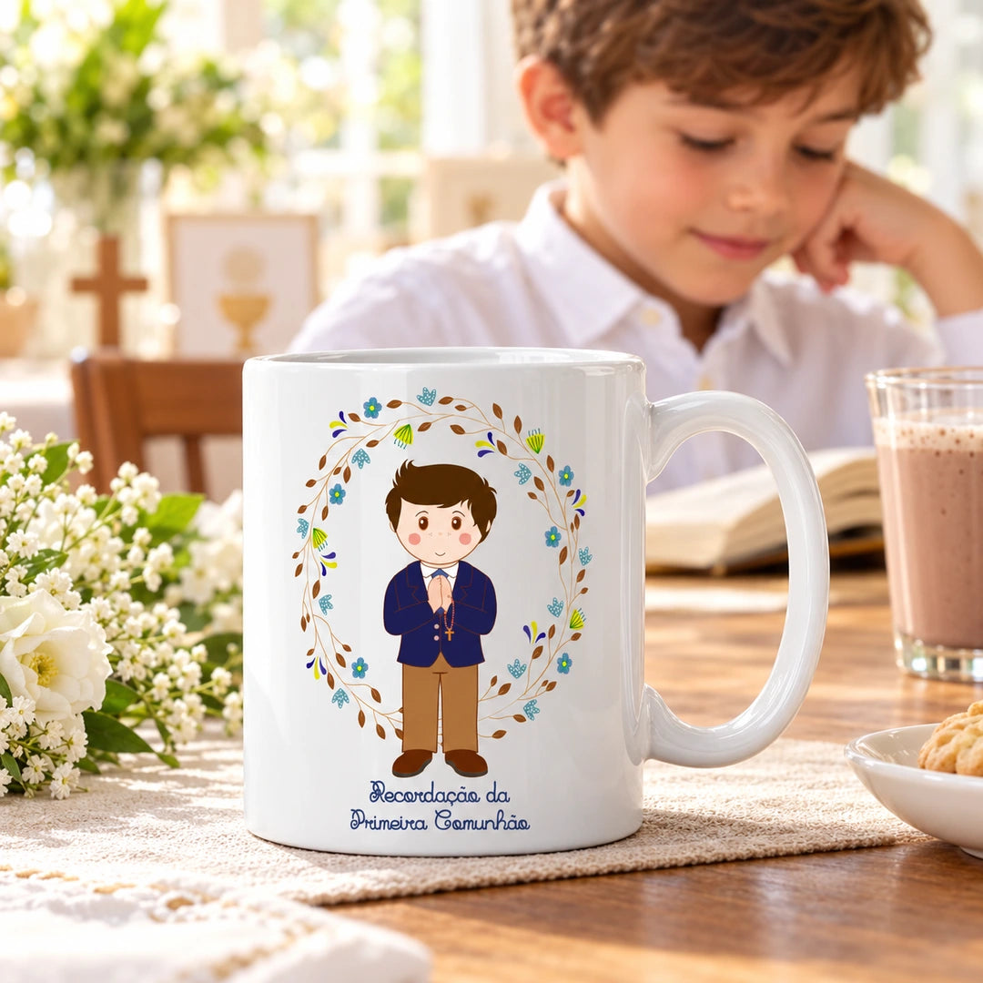 Caneca de Cerâmica Primeira Comunhão Menino em ambiente lifestyle | Cucawik