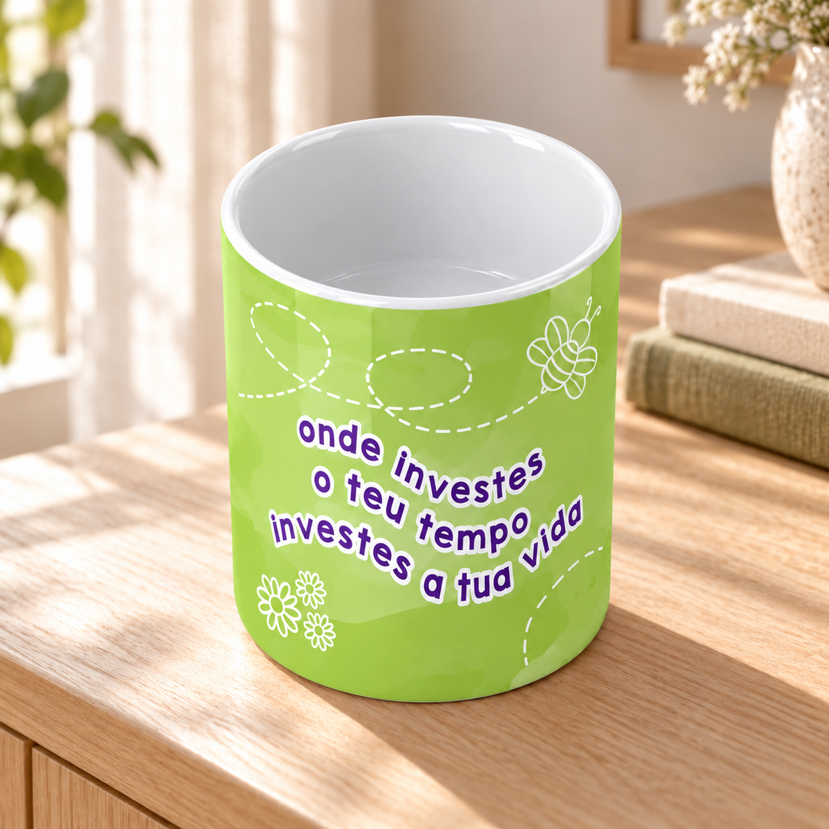 Copo de Cerâmica com a Frase "Onde Investes o Teu Tempo, Investes a Tua Vida" — ambiente lifestyle