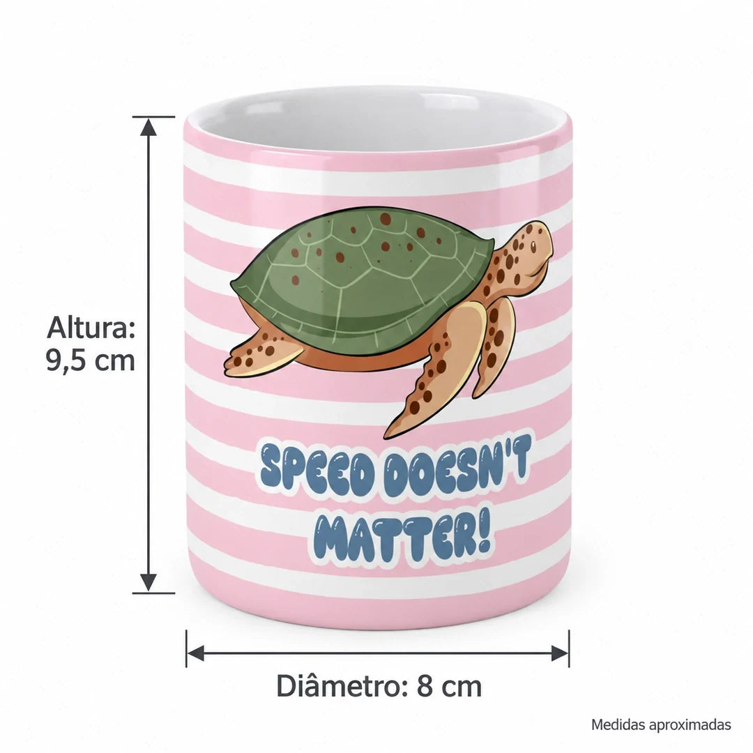 Copo de Cerâmica com a Frase "Speed Doesn't Matter!" — medidas aproximadas: altura 9,5 cm e diâmetro 8 cm