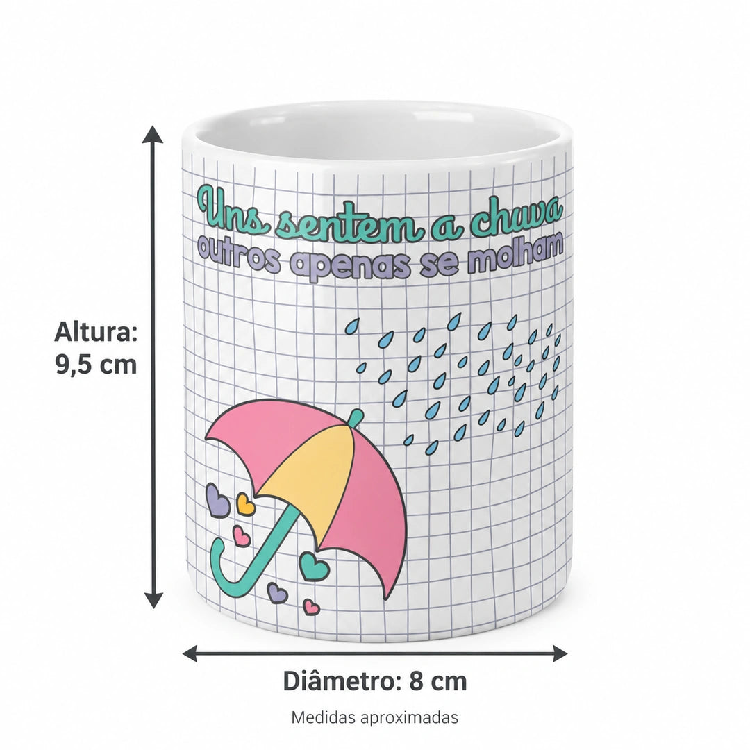 Copo de Cerâmica com a Frase "Uns Sentem a Chuva, Outros Apenas se Molham" — medidas aproximadas: altura 9,5 cm e diâmetro 8 cm