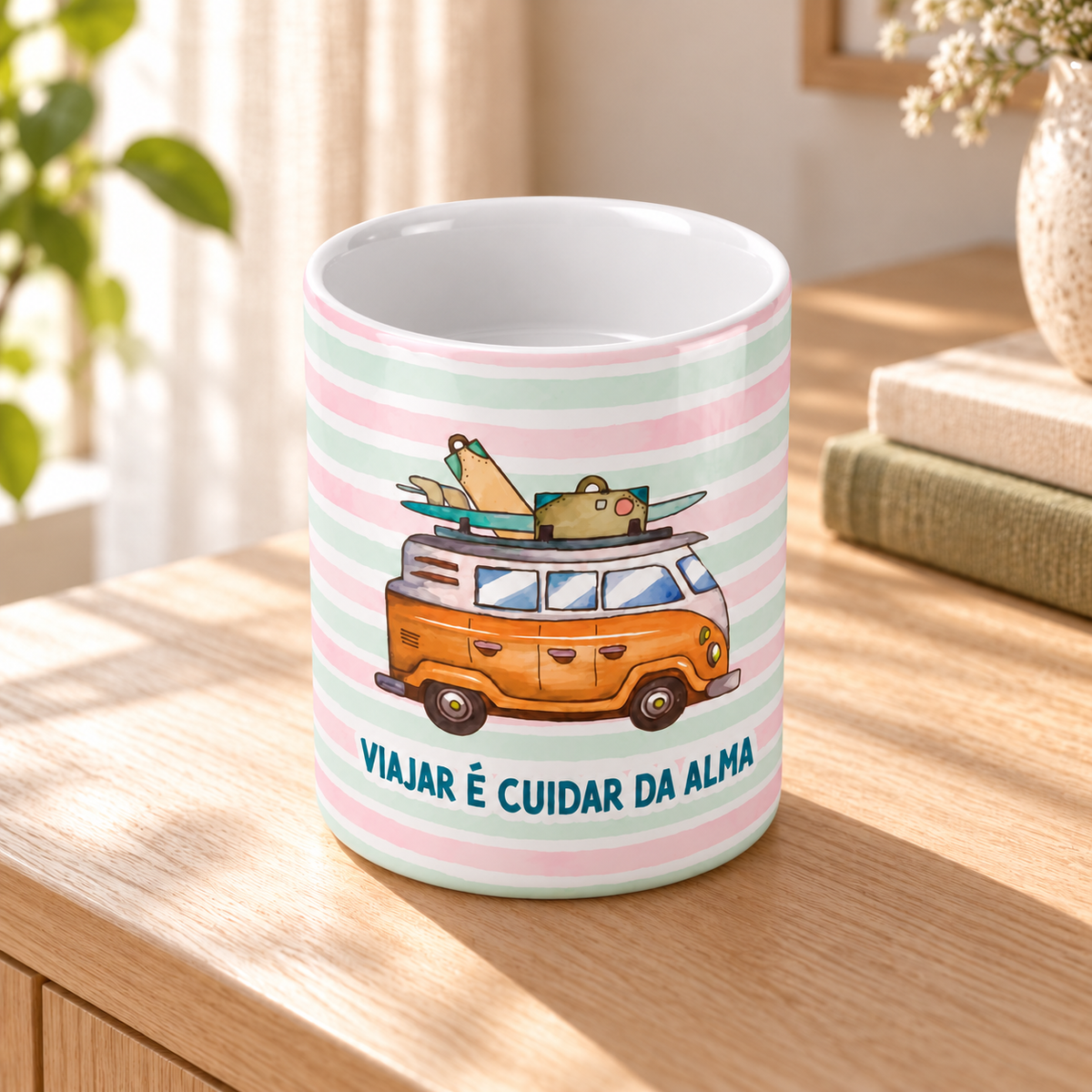 Copo de Cerâmica com a Frase "Viajar é Cuidar da Alma" — ambiente lifestyle