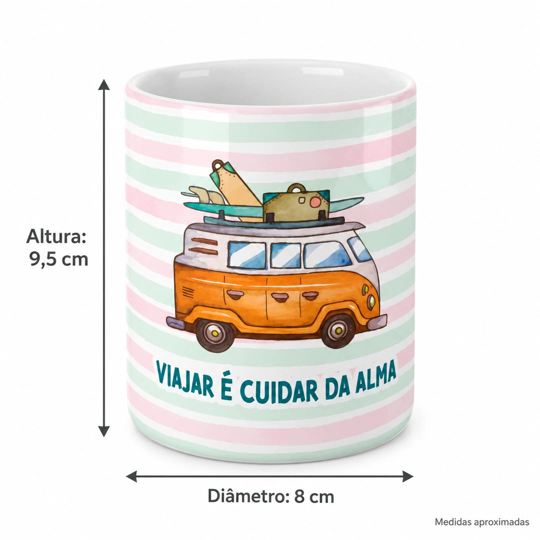 Copo de Cerâmica com a Frase "Viajar é Cuidar da Alma" — medidas aproximadas: altura 9,5 cm e diâmetro 8 cm