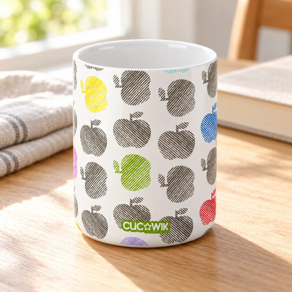Copo de Cerâmica Maçãs Coloridas — ambiente lifestyle