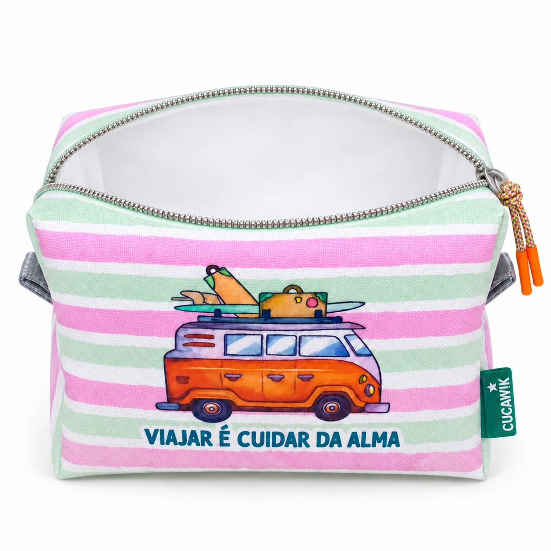 Necessaire Grande Impermeável Eden "Viajar é Cuidar da Alma" — aberta e vazia, interior branco sem forro nem divisórias